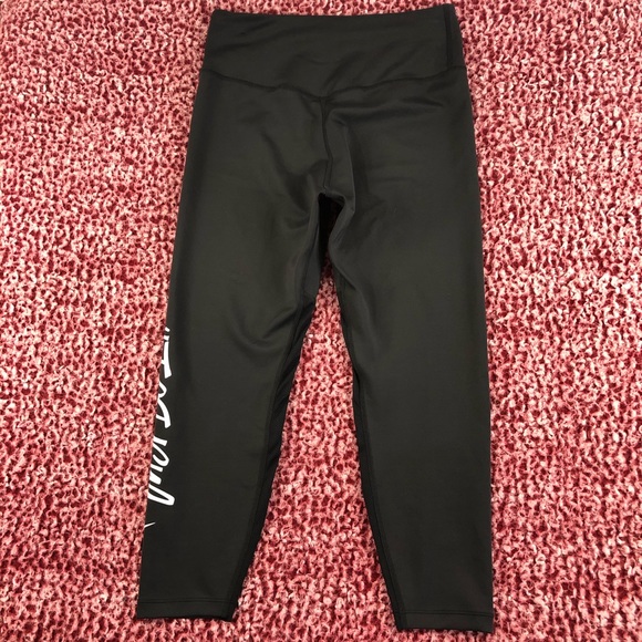 🥳🎉🎊 Host Pick 🥳🎉🎊 - Women’s Nike Capri Leggings - Picture 4 of 4